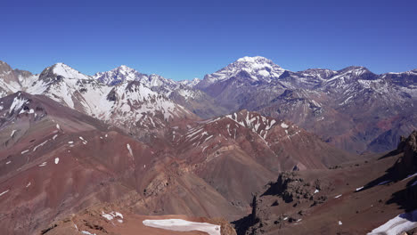 vista de las montañas andinas cerca de la cumbre de cerro penitentes en mendoza