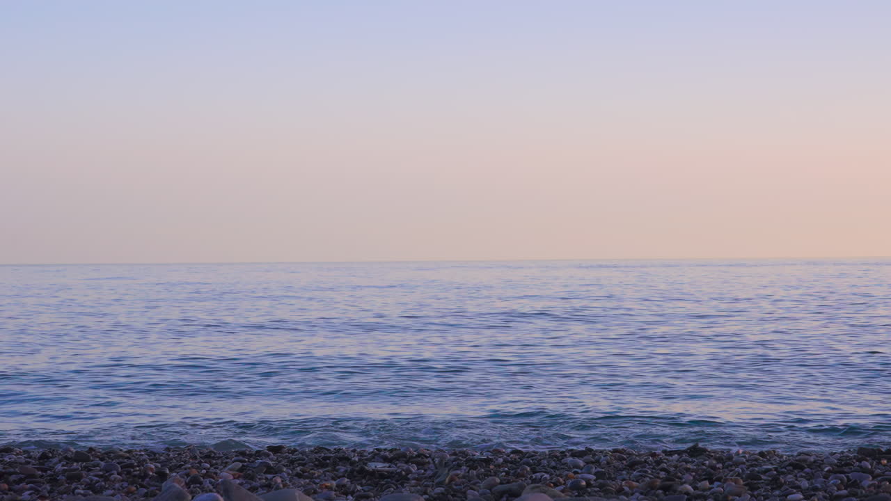 해가 지는 후 빈 바위 해변