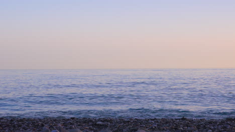 Leerer-Felsiger-Strand-Nach-Sonnenuntergang