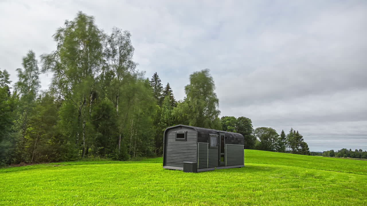푸른 언덕 위에 사우나가 있는 흐린 날