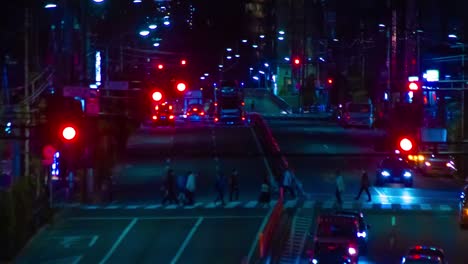 un lapso de tiempo nocturno del atasco de tráfico en la calle del centro de tokio.