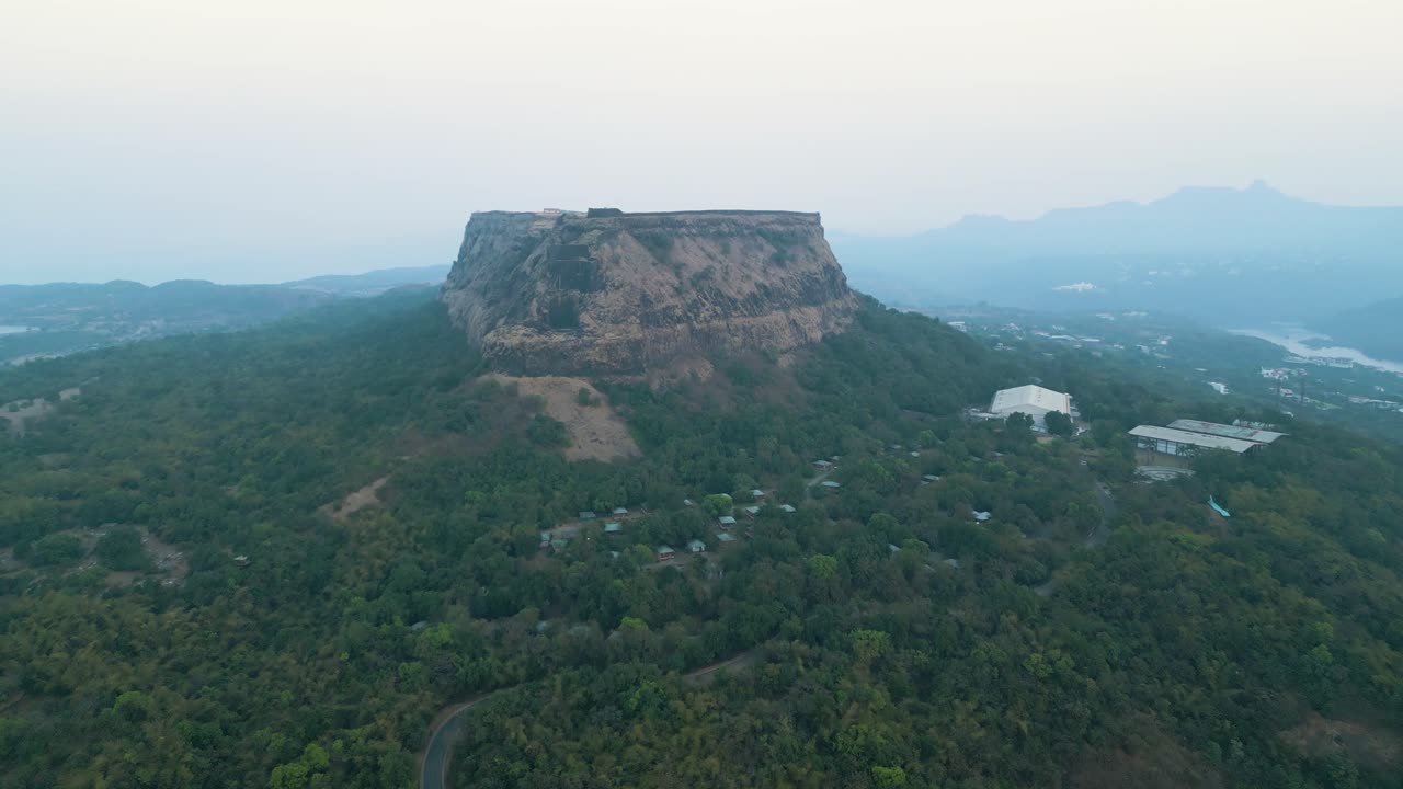 Forte di Raigarh, panoramica aerea da drone, località turistica ad Aamby Valley City, India, Pune.
