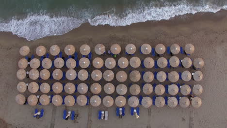 Hamacas-En-La-Playa-Con-Pocas-Personas-Relajándose-Allí-Vista-Aérea.