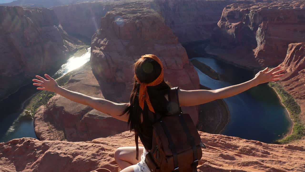 Mulher Feliz Abrindo os Braços na Vista Panorâmica do Cânion Horseshoe Bend