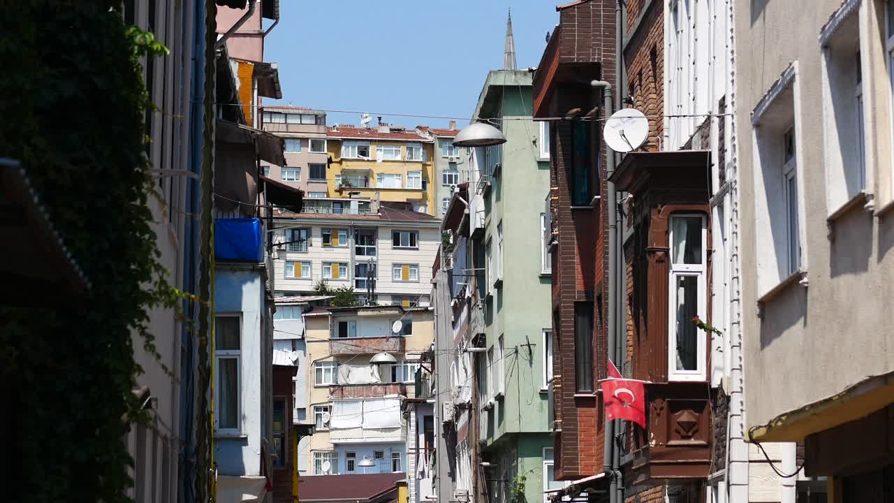 rua estreita com edifícios coloridos em istanbul