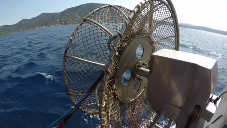 red vacía siendo arrastrada en un barco de pesca, de cerca