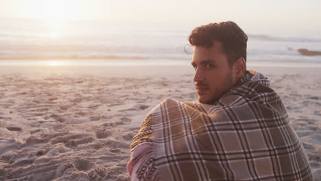 Retrato-De-Un-Hombre-Caucásico-Disfrutando-Del-Tiempo-En-La-Playa