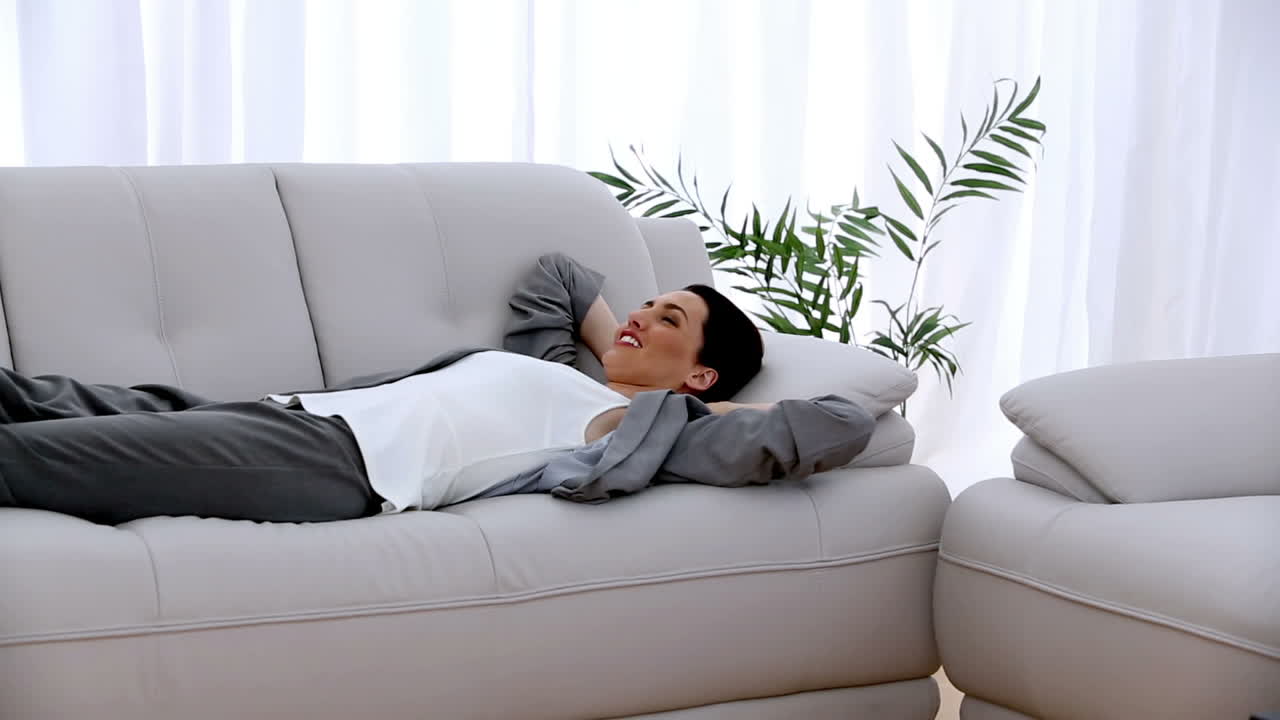 잠을 자고 있는 매력적인 사업가