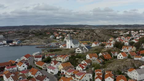 Iglesia-Sueca-En-La-Pequeña-Ciudad-De-Kungshamn