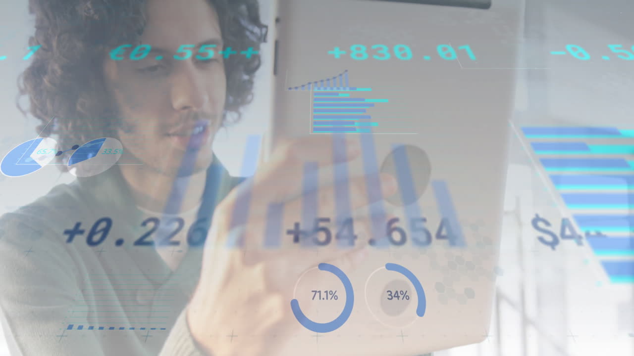 animación del procesamiento de datos financieros sobre un hombre biracial usando una tableta.