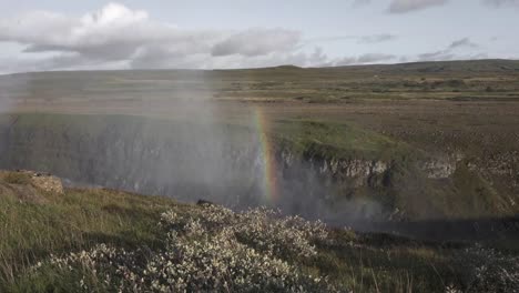 Fluss-Fällt-Zwischen-Klippen-Mit-Hellem-Regenbogen