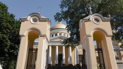 una vista de zoom de deslizamiento de ángulo bajo de la entrada de una iglesia