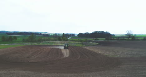 Landwirt,-Der-Feldlandwirtschaftshintergrund-Pflügt