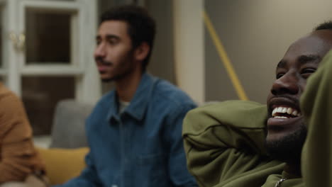 reunión de amigos masculinos en un apartamento