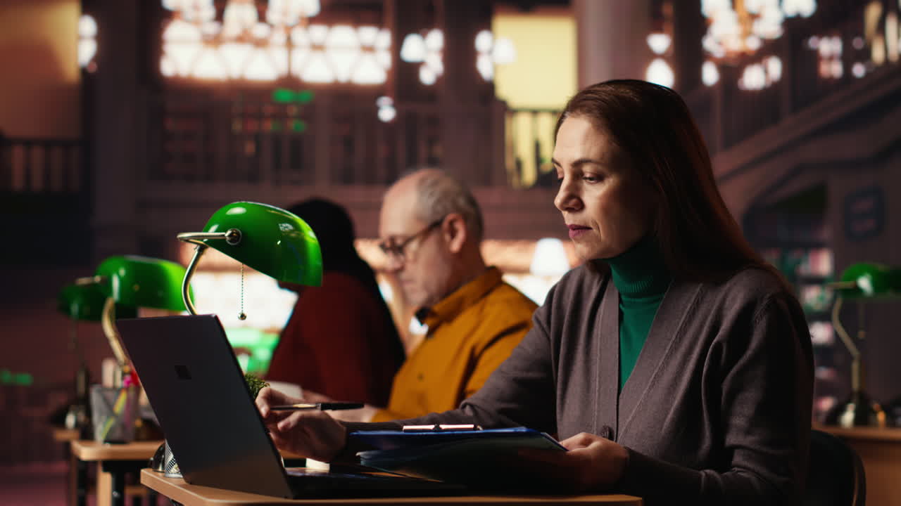 Folk, der studerer på et bibliotek