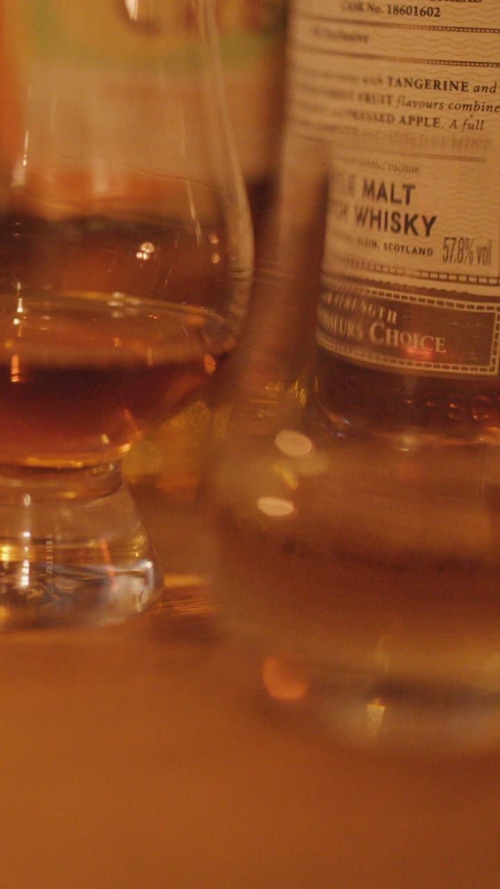 Primo piano caldo di whisky scozzese in un bicchiere da degustazione