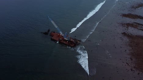 naufragio y una barcaza en la playa de nusa lembongan