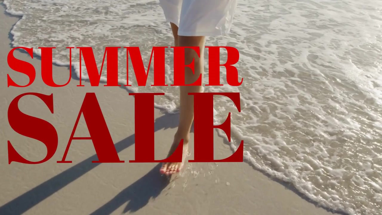 Kvinde går på stranden, bølger skyller om tæerne. Et rødt 'SOMMERSALG'-overlay vises over benene og promoverer detailhandel.