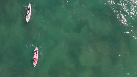 increíble vista de pájaro de la gente en kayak en medio del océano