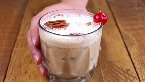 Primer-Plano-De-La-Bebida-Kahlua-Con-Café,-Alcohol-Y-Leche-En-Una-Mesa-De-Madera