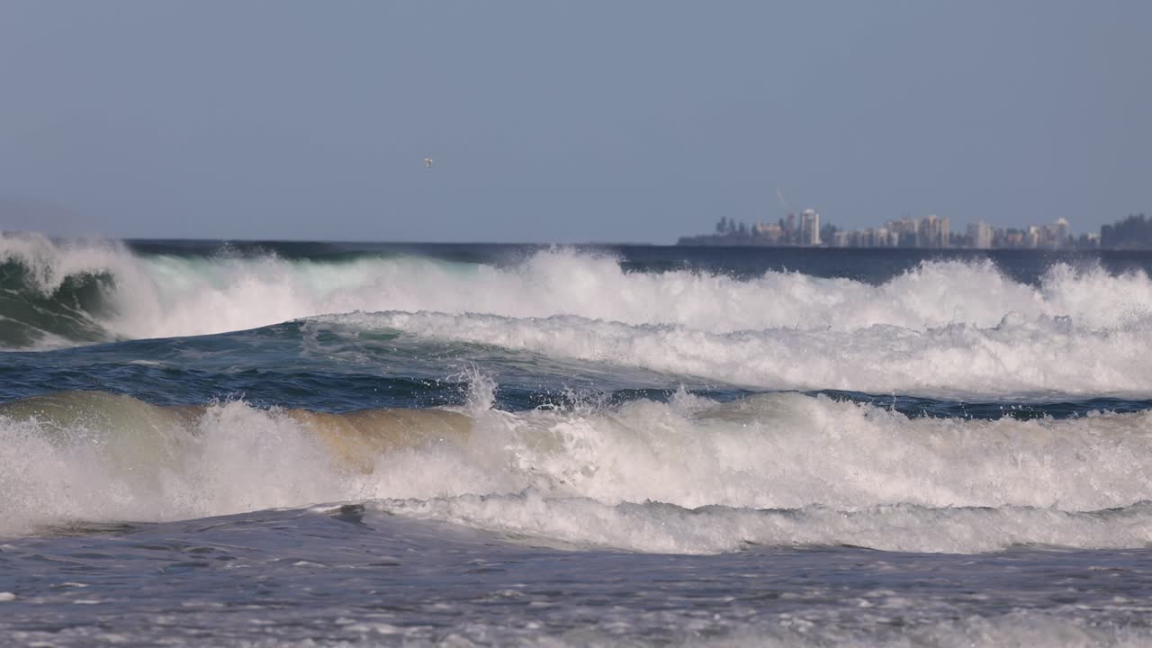 배경에 도시 풍경을 가진 파동의 진행
