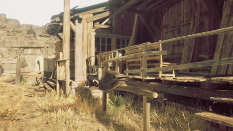 vieja estructura de madera con sillas en una ciudad occidental polvorienta durante el día