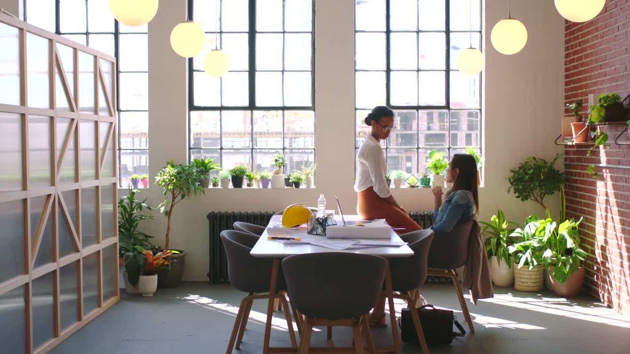 사무실에서 건축가, 디자이너 또는 엔지니어 여성