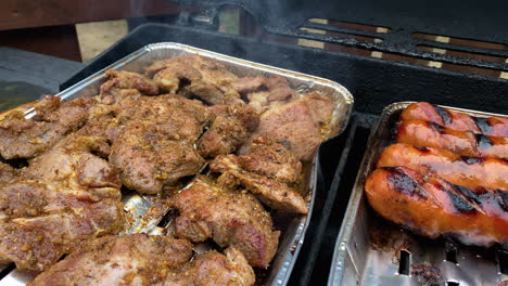 carnes y embutidos para una comida perfecta al aire libre -primer plano