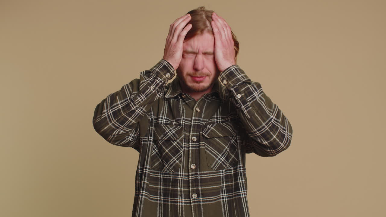 머리 통증 문제를 치료하기 위해 사막을 마사지하는 사람, 긴장과 migaine, 스트레스, 통증으로 고통받는