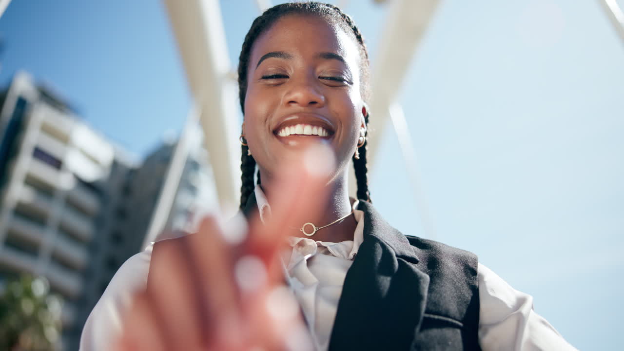 mujer sonriente en un puente