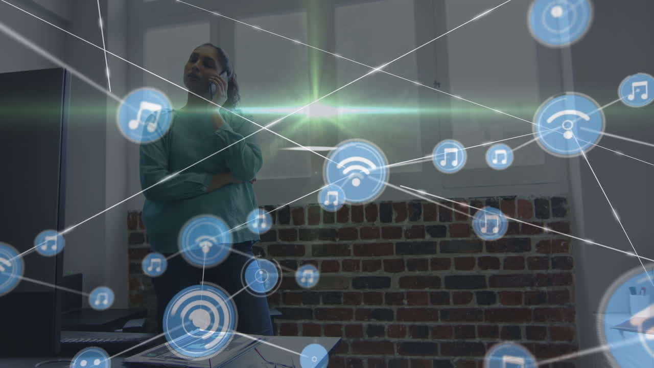 animación de una red de conexiones a través de una mujer de negocios biracial hablando por teléfono inteligente