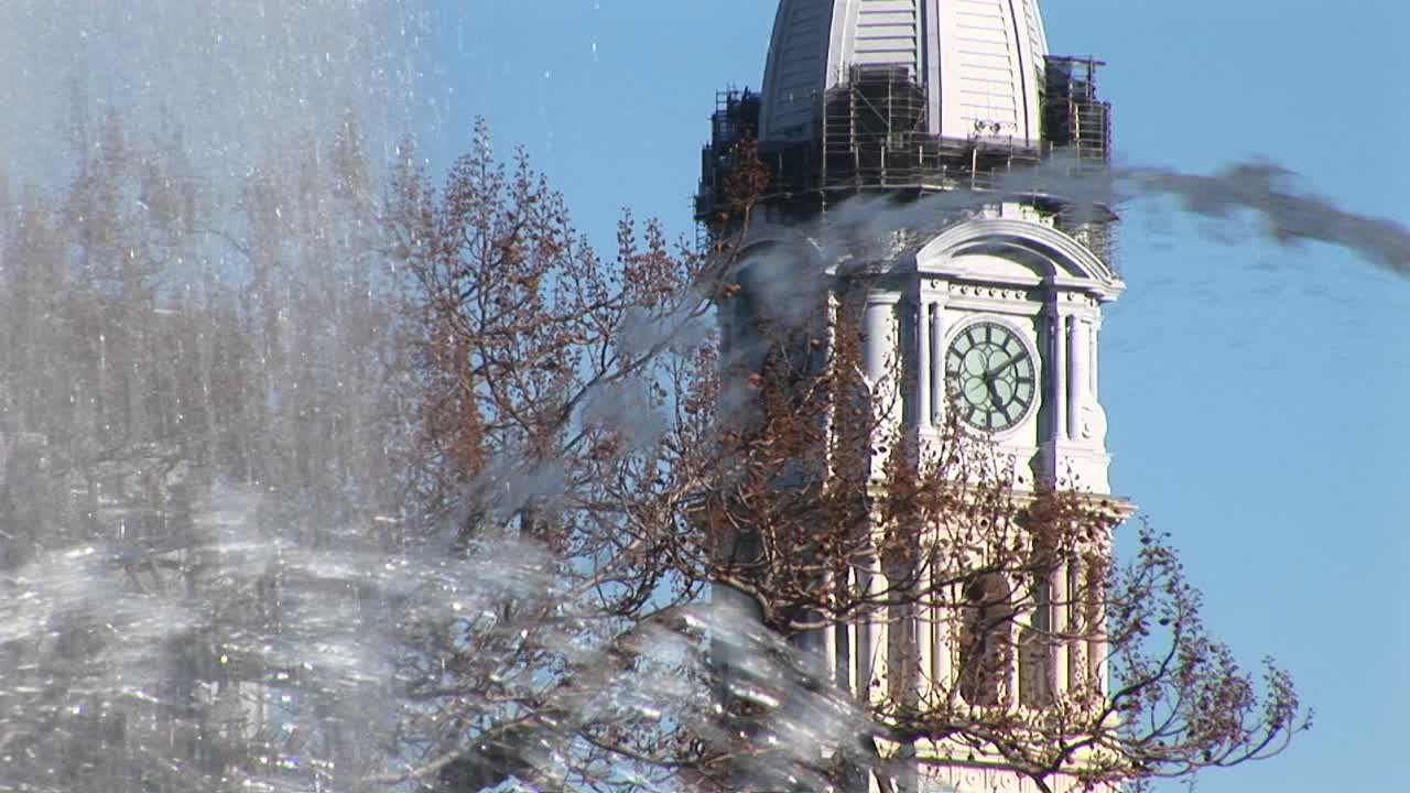 중앙 도시 필라델피아에서 분수 스프레이를 통해 시청 타워의 예술적인 샷