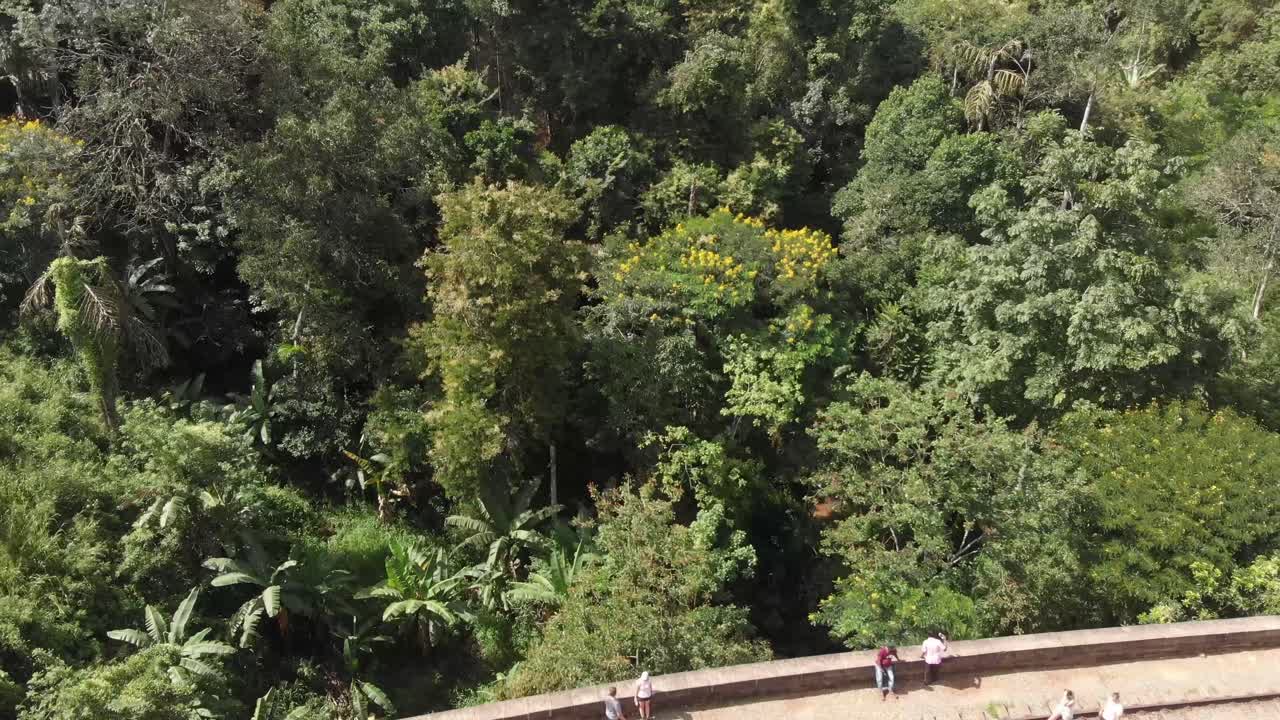 drone volando sobre las vías del tren de nueve puentes de arco en sri lanka