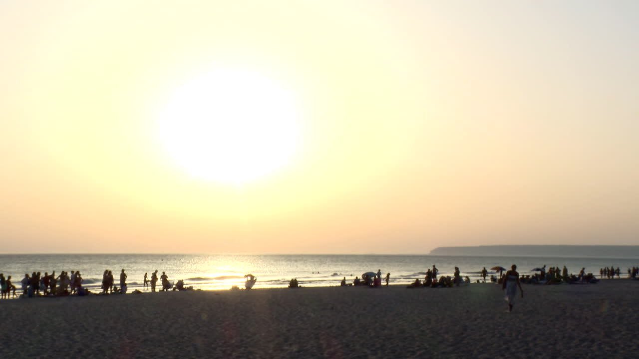 해가 지는 해변 장면