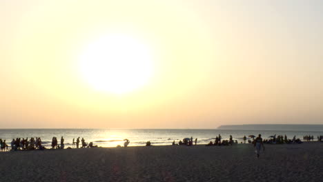 해가 지는 해변 장면