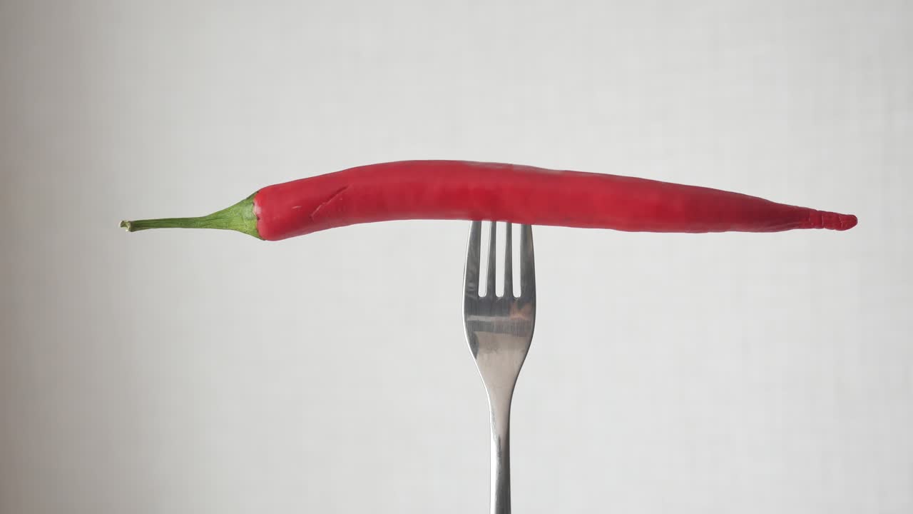 포크 에 균형 잡힌 은 고추