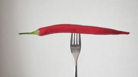 pimienta roja equilibrada en un tenedor