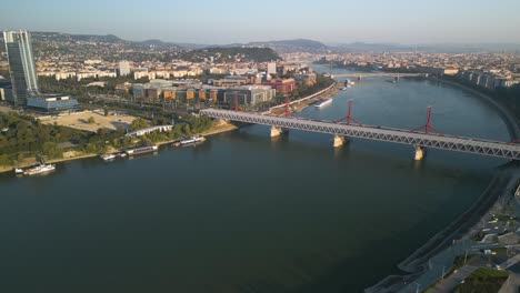 Cinematic-Establishing-Shot-of-Rákóczi-Bridge-in-Budapest,-Hungary