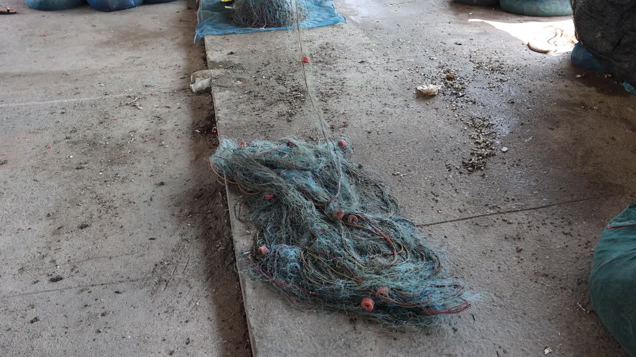 el desenredamiento o la colocación de las redes de pesca.