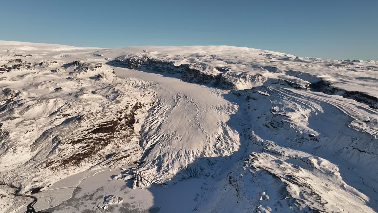 Luftfoto av landskap over Sólheimajökull-breen som smelter, klimaendringer, en solrik kveld på Island