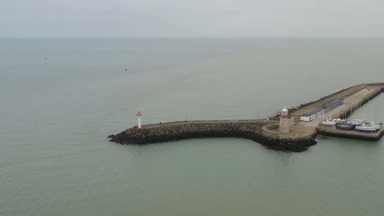 Planata aerea serena verso il faro del porto di Howth.