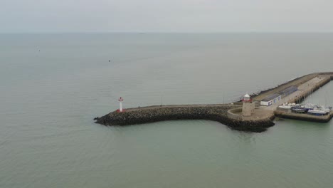 Ruhiges-Gleiten-Aus-Der-Luft-Zum-Leuchtturm-Von-Howth-Harbour