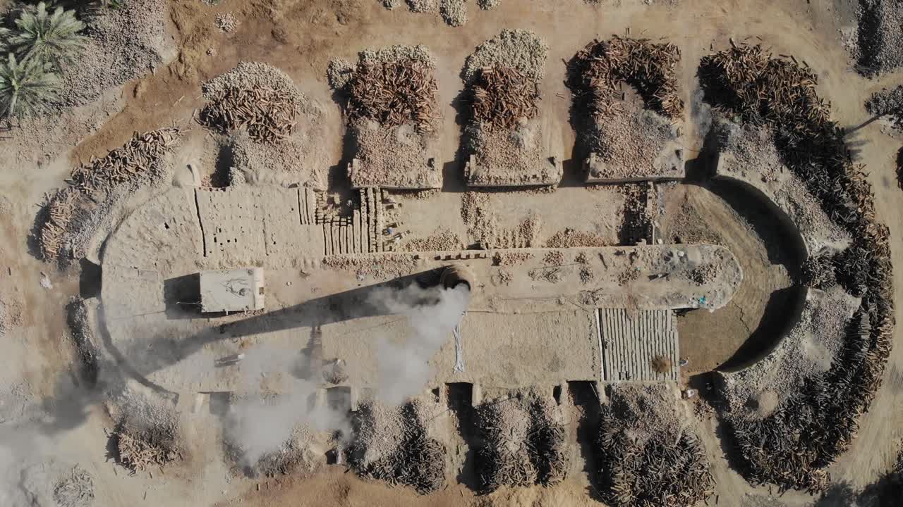 Vídeo de arquivo Premium - Foto aérea de queima de restolho em uma ...