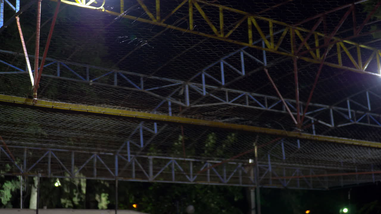 coches de parachoques eléctricos en un parque de atracciones