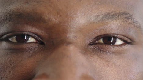 Nahaufnahme-Eines-Afroamerikanischen-Mannes,-Der-Die-Augen-öffnet-Und-In-Die-Irisreflexion-Der-Kamera-Blickt,-Gesundes-Sehvermögen