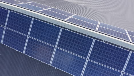 sistema fotovoltaico instalado en el techo, producción de energía renovable