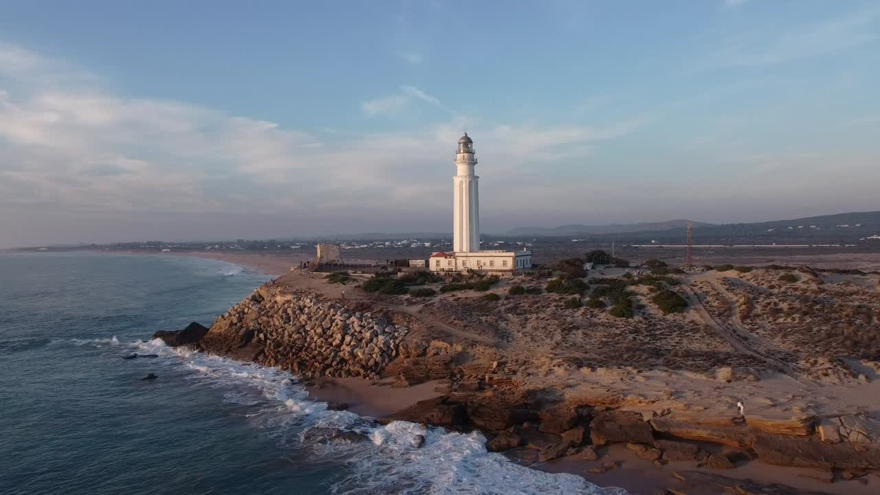 faro en el cabo cerca del mar