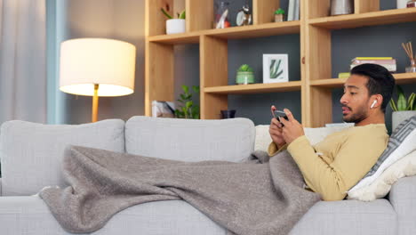 hombre asiático viendo y transmitiendo películas