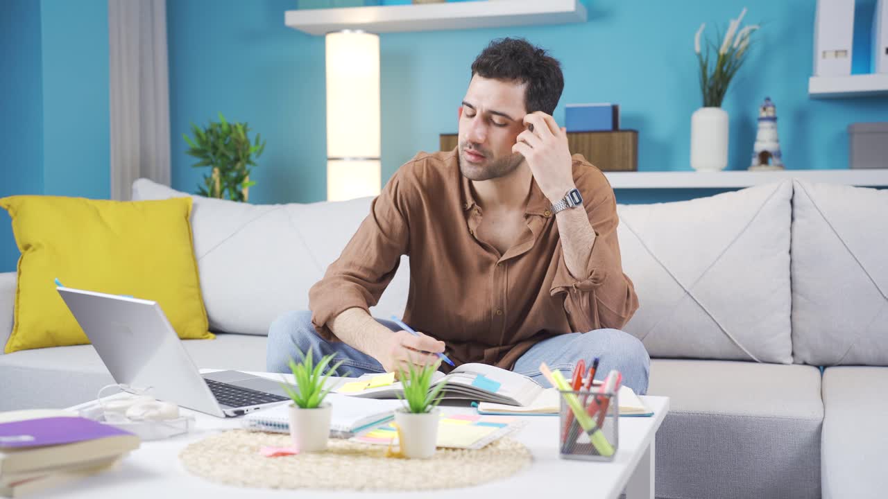 un joven deprimido e infeliz tiene problemas para concentrarse.