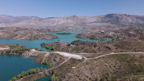 lago verde y las montañas circundantes en oymapınar, presa de manavgat, provincia de antalya, turquía